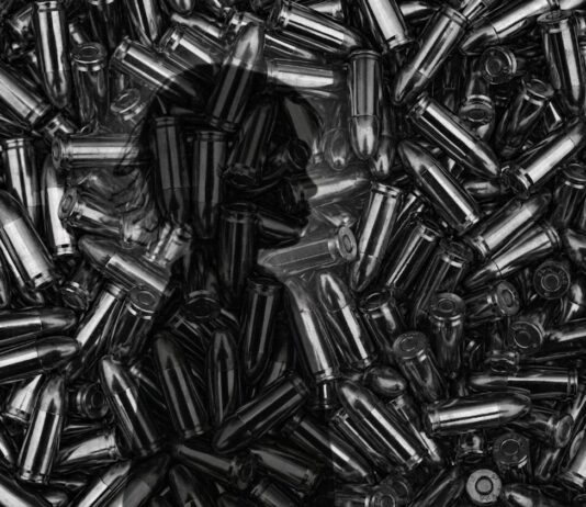 Au salon de l’armement, les enfants s’initient à la culture de guerre pour pas cher Source: Modifié à partir d'une photo de Jay Rembertsur Unsplash